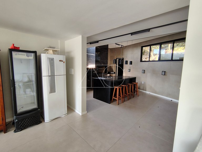 Linda casa con una vista magnífica al mar, con 4 habitacione