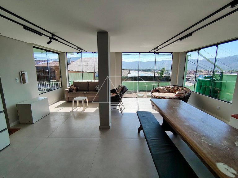 Linda casa con una vista magnífica al mar, con 4 habitacione