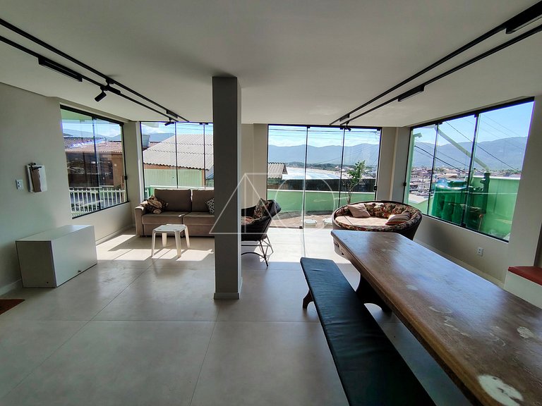 Linda casa con una vista magnífica al mar, con 4 habitacione