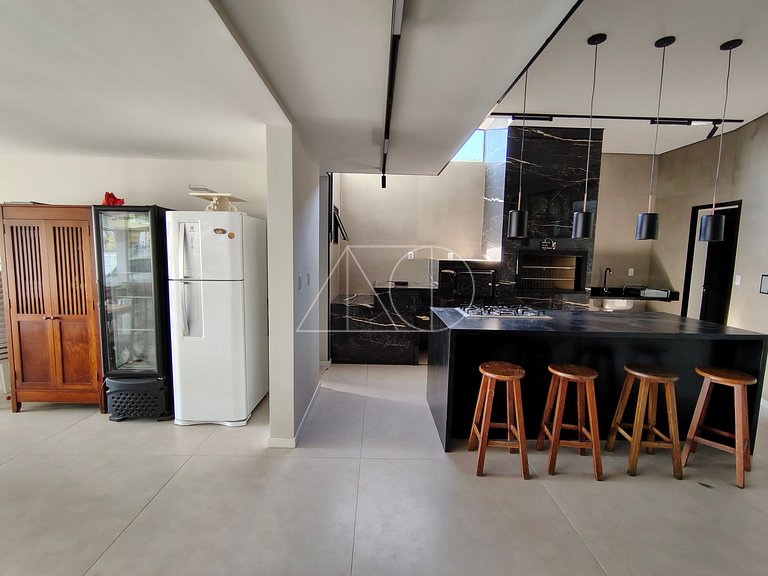 Linda casa con una vista magnífica al mar, con 4 habitacione