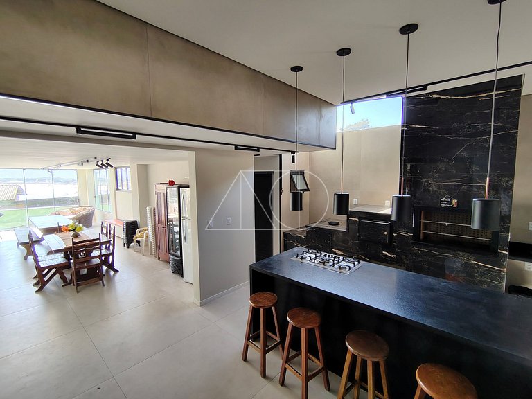 Linda casa con una vista magnífica al mar, con 4 habitacione