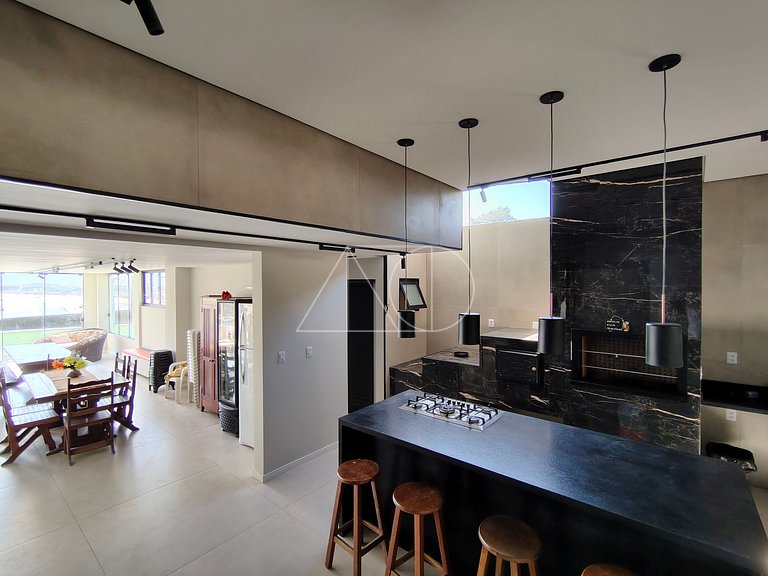 Linda casa con una vista magnífica al mar, con 4 habitacione