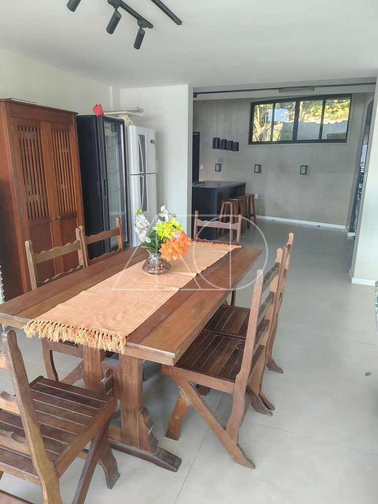 Linda casa con una vista magnífica al mar, con 4 habitacione