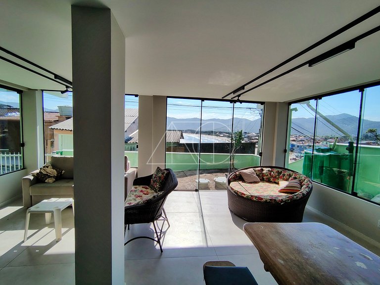 Linda casa con una vista magnífica al mar, con 4 habitacione